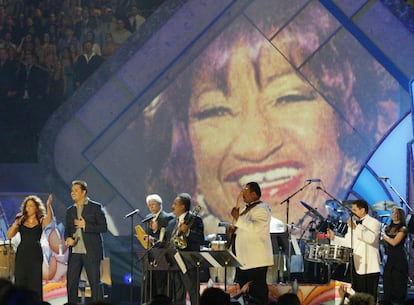 Gloria Estefan y Víctor Manuel en un momento de la actuación homenaje a la diva cubana durante los Grammy Latinos de 2003. La canción que interpretaron fue 'Quimbara', uno de los mayores éxitos de la cantante.
