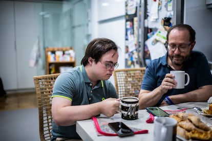 Bruno y Juan, su padre, hablan de la jornada que les espera como segundo vocal de mesa electoral y apoyo, respectivamente, mientras desayunan en su casa de Madrid. Son las 7.15 de la mañana y la familia ha traído dulces de Burgos, pero el chico está un poco nervioso y no ha comido prácticamente nada.