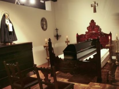 En el apartado del velatorio todos los objetos adquieren una transcendencia violenta. Todo ahí es lo que de verdad es. Terrible.