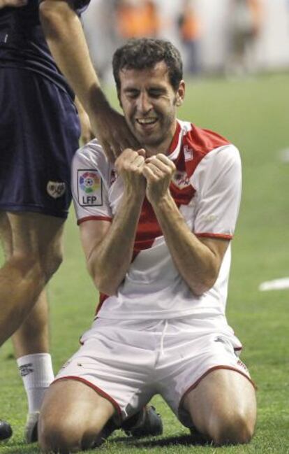 Roberto Trashorras, jugador del Rayo Vallecano, celebra la permanencia del equipo en Primera División tras el partido contra el Granada.