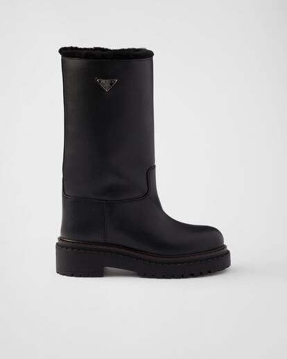 Diseño, vanguardia y funcionalidad. Son tres de los elementos fundamentales para Prada y que se reflejan fielmente en estas botas de caña alta, forradas con borreguillo para una calidez garantizada y rematadas con el logo triangular metálico de la marca. 1.390 euros
