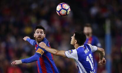 Messi y Yuri pugnan por un balón.