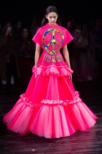 Los diseñadores belgas Viktor &Rolf, siempre jugando con el lenguaje de la forma más explícita y al mismo tiempo artística posible, presentaron este vestido en la alta costura de 2019. Fue en enero, justo antes de que el mundo comenzase su guerra contra el Coronavirus.