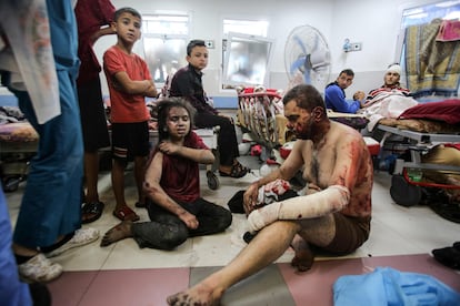 Dos heridos esperan tratamiento en la sala de emergencias del hospital Al Shifa tras un ataque israelí, este domingo en Gaza. 

