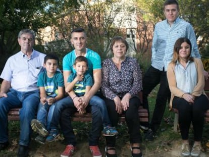 Amir Dergic, con uno de sus dos hijos en brazos, junto a sus padres y sus dos hermanos, en Igualada.