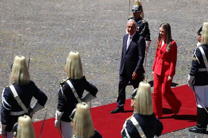 The Princess of Asturias, Leonor de Borbón, accompanied by the President of Portugal, Marcelo Rebelo de Sousa, during the guard of honour at the official welcome ceremony upon her arrival at the Palace of Belem.