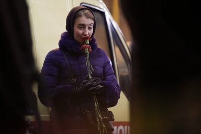 Los restos del avión han sido encontrados a 1,5 kilómetros de la costa del mar Negro en región de Sochi. En la imagen, una mujer rinde un homenaje a las víctimas del avión ruso en Moscú, el 25 de diciembre de 2016.