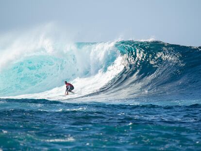 Un surfista aprovecha de las grandes olas en la competición 'Quemao Class' en Quemao, Lanzarote.