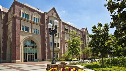 La Universidad del Sur de California (USC), fundada en 1880, tiene su campus principal en Los Angeles.