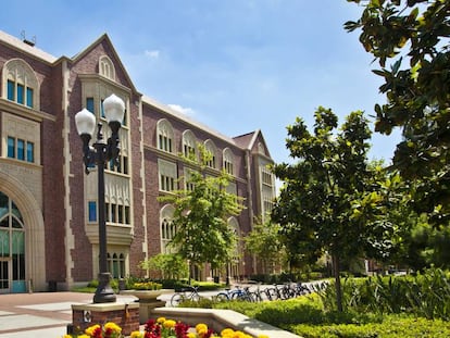 La Universidad del Sur de California (USC), fundada en 1880, tiene su campus principal en Los Angeles.