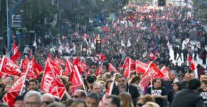 Los manifestantes durante la marcha de Alicante.