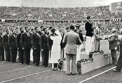Ceremonia de entrega de medallas en el estadio olímpico.