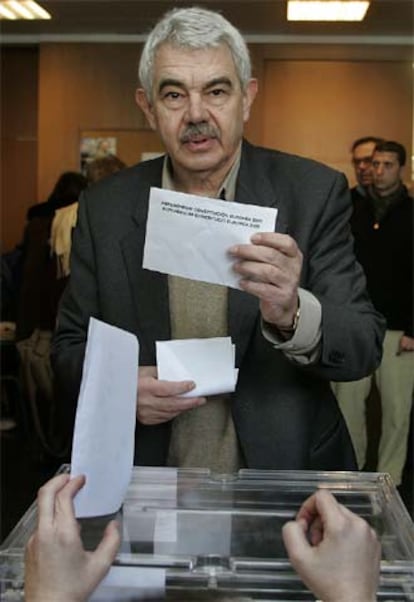 Maragall, en el momento de depositar su voto.