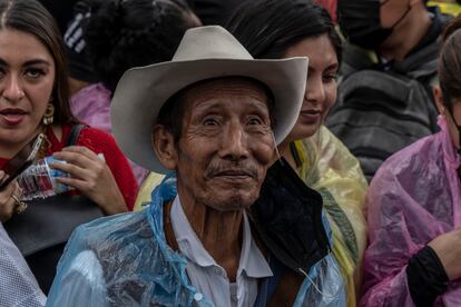 Un hombre sonriente disfruta de la ocasión.