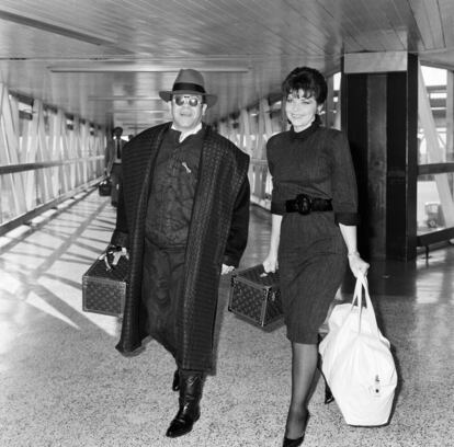 Elton John con su mujer Renate en el aeropuerto de Londres en 1986.