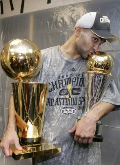 Tony Parker, en 2007, con el trofeo de campeón de la NBA y de mejor jugador de las finales