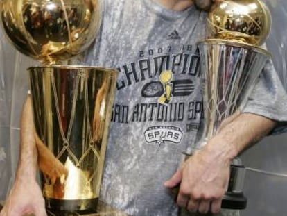 Tony Parker, en 2007, con el trofeo de campeón de la NBA y de mejor jugador de las finales