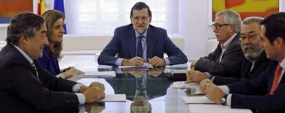 De izquierda a derecha, Juan Rosell (CEOE), F&aacute;tima B&aacute;&ntilde;ez, ministra de Empleo; Mariano Rajoy, presidente del Gobierno; Ignacio Fern&aacute;ndez Toxo (CC OO); C&aacute;ndido M&eacute;ndez (UGT) y Antonio Garamendi (Cepyme), durante un momento de la reuni&oacute;n mantenida en el Palacio de La Moncloa. 