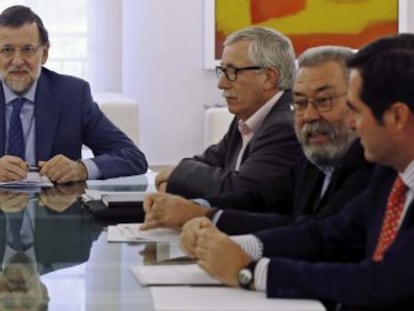 De izquierda a derecha, Juan Rosell (CEOE), F&aacute;tima B&aacute;&ntilde;ez, ministra de Empleo; Mariano Rajoy, presidente del Gobierno; Ignacio Fern&aacute;ndez Toxo (CC OO); C&aacute;ndido M&eacute;ndez (UGT) y Antonio Garamendi (Cepyme), durante un momento de la reuni&oacute;n mantenida en el Palacio de La Moncloa. 