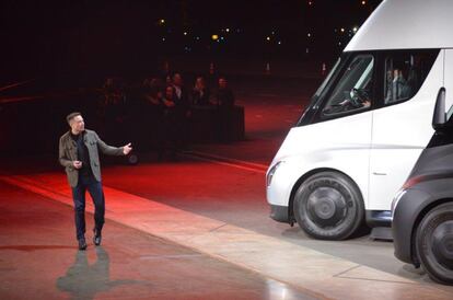El director ejecutivo de la compañía, Elon Musk, presenta el camión eléctrico Telsa Semi.