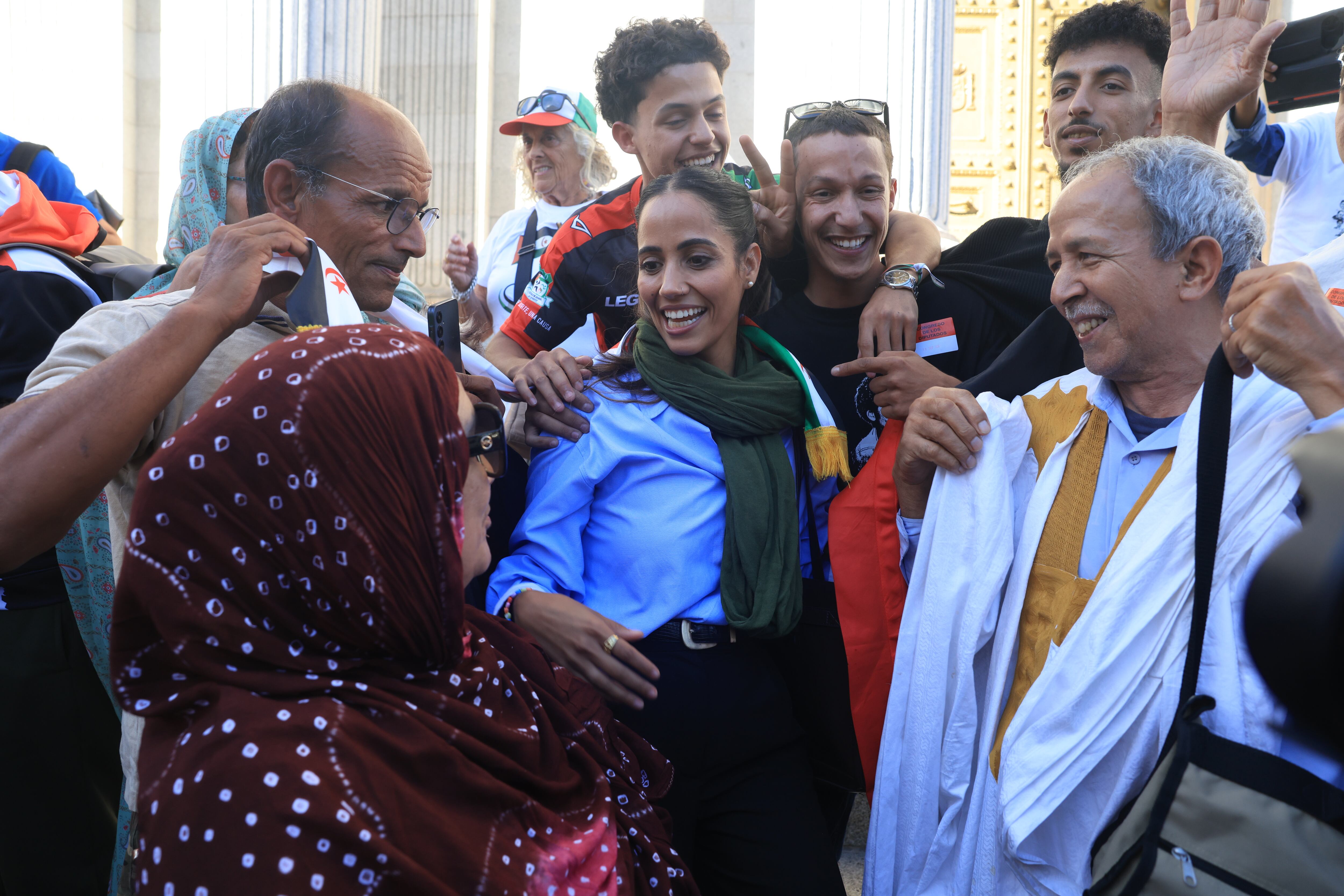Tesh Sidi celebra la aprobación de la ley para nacionalizar saharauis en los exteriores del Congreso el jueves.