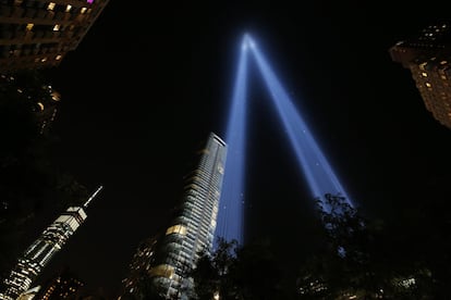 La instalación llamada Tributo de la Luz ilumina el cielo de Nueva York (Estados Unidos), con motivo del 16 aniversario de los ataques terroristas del 11 de septiembre.