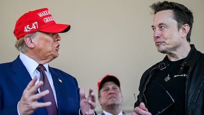 Donald Trump (izquierda) hablaba con Elon Musk durante una vista previa del lanzamiento del sexto vuelo de prueba del cohete SpaceX Starship en Brownsville (Texas), el pasado 19 de noviembre.