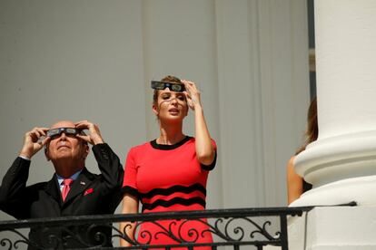 Ivanka Trump, hija y asesora del presidente de Estados Unidos, se coloca las gafas de protección para observar el eclipse solar junto al secretario de comercio norteamericano, Wilbur Ross, en la Casa Blanca.