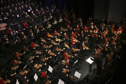 Músicos de la orquesta Ravenna Festival tocan junto a la orquesta sinfónica de Teherán guiados por el director Riccardo Muti en la sala Vahdat de Teherán (Irán).