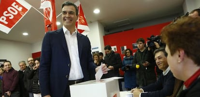 Pedro S&aacute;nchez, secretario general del PSOE, vota para ratificar el acuerdo con Ciudadanos en la agrupaci&oacute;n socialista de Pozuelo.