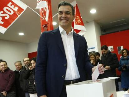 Pedro S&aacute;nchez, secretario general del PSOE, vota para ratificar el acuerdo con Ciudadanos en la agrupaci&oacute;n socialista de Pozuelo.