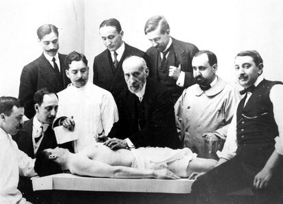 Clase de disección de Santiago Ramón y Cajal, en 1915.