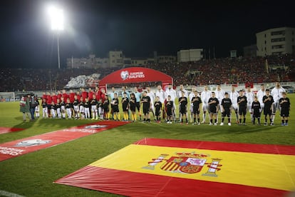 El once inicial de la selección española de fútbol y el de la selección albanesa (i) posan antes del partido de la fase de clasificación del Mundial, grupo G, que se juega en el Loro Borici Stadium de Shkoder (Albania). 