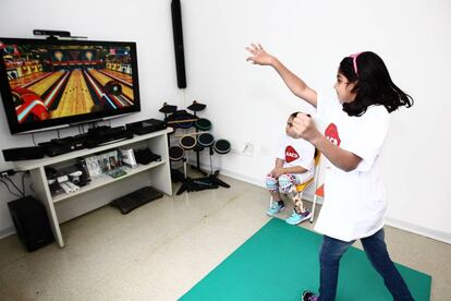 Una ni&ntilde;a controla la consola por gestos con Kinect.