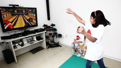 Una niña controla la consola por gestos con Kinect.