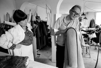 Pierre Cardin, en su estudio de París en 1979. Cardin creó su imperio a base de necesidades: las de las mujeres trabajadoras. A mediados del siglo XX, vio un nicho de mercado, una posibilidad, en vestir a todas aquellas mujeres que, tras la II Guerra Mundial, decidían salir de sus casas para incorporarse al mercado laboral.