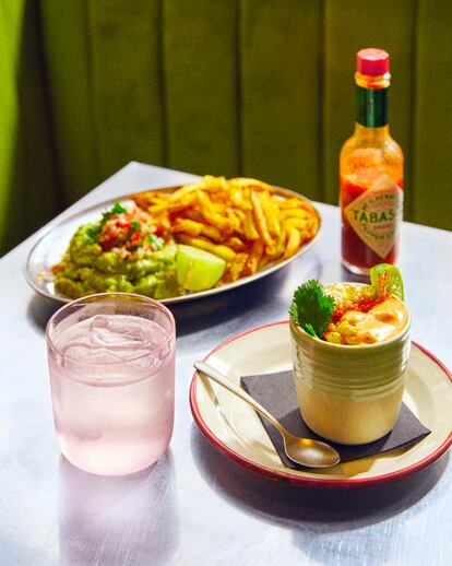 Esquites y patatas fritas con guacamole y pico de gallo.