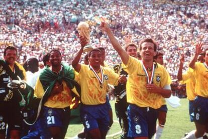 De izquiera a derecha, Gilmar, Viola, Mauro Silva (con la copa de campeón del mundo) y Dunga, actual seleccionador de Brasil, tras ganar la final del Mundial de 1994 a Italia.