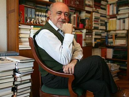 Carlos García Gual, ayer, en su casa de Madrid.