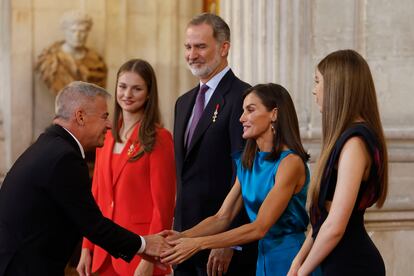 El rey Felipe VI, la princesa Leonor de Asturias, la reina Letizia y la infanta Sofía condecoran al canario Calixto Herrera Rodríguez.