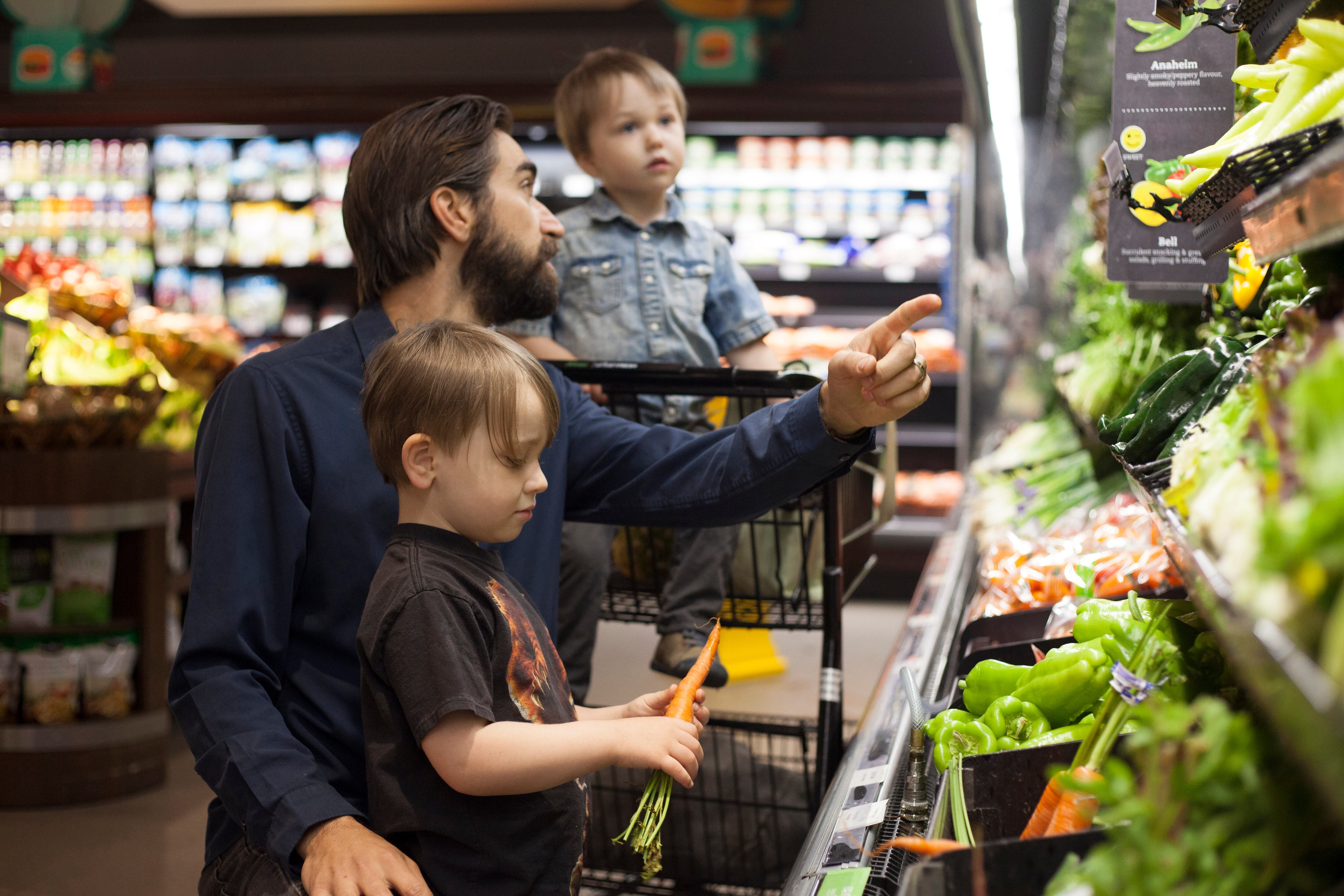 Hacer la compra con los hijos se convierte en una oportunidad para desvelarles que no todos los mercados están igual de surtidos o que el clima influye en los productos que se venden.