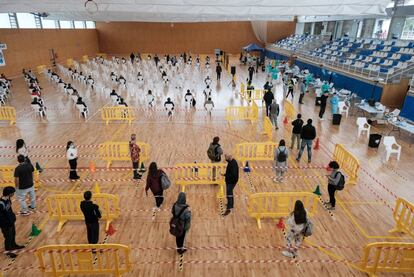 Varias personas esperan antes de participar en el cribado masivo de covid-19 del municipio de Sant Josep (Ibiza) en el polideportivo de Can Guerxo que se prolongará hasta el domingo, con el objetivo de detectar asintomáticos y cortar cadenas de contagio del virus.