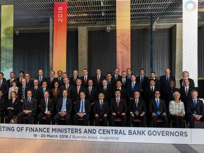 Los participantes de la cumbre de ministros de Finanzas y presidentes de Bancos Centrales del G-20 posan en la foto de familia en Buenos Aires,