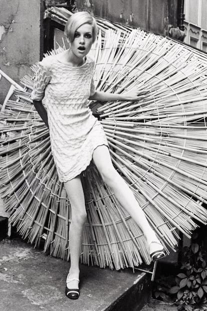 La modelo Twiggy con minifalda y Mary Janes en 1966.