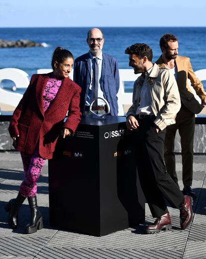 La actriz Carolina Yuste, el director Jaime Rosales, y los actores Lluis Marques y Oriol Pla, en la presentación de 'Los girasoles silvestres' en el Festival de San Sebastián.