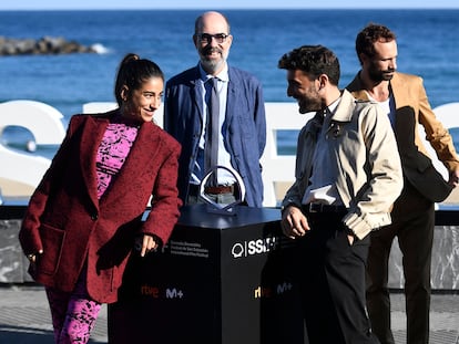 La actriz Carolina Yuste, el director Jaime Rosales, y los actores Lluis Marques y Oriol Pla, en la presentación de 'Los girasoles silvestres' en el Festival de San Sebastián.