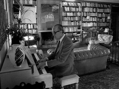 Leopoldo Calvo-Sotelo toca el piano en su casa de Aravaca (Madrid) en diciembre de 1982, tras dejar de ser presidente del Gobierno.