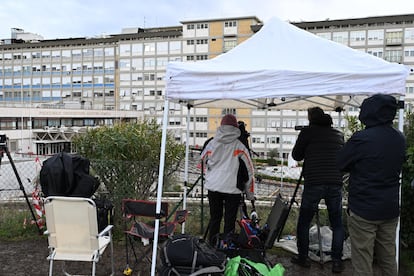 Un grupo de periodistas, apostados frente al Policlnico Gemelli, el hospital de Roma donde se encuentra ingresado el papa Francisco desde este viernes.