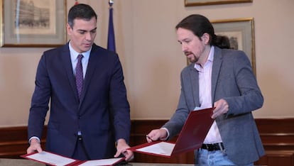 Pedro Sánchez y Pablo Iglesias en el Congreso con el documento del principio de acuerdo.