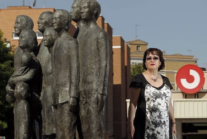 Florentina García Zapata, que perdió a una hija en el 11M, junto al onumento de homenaje a las víctimas en Alcalá de Henares.